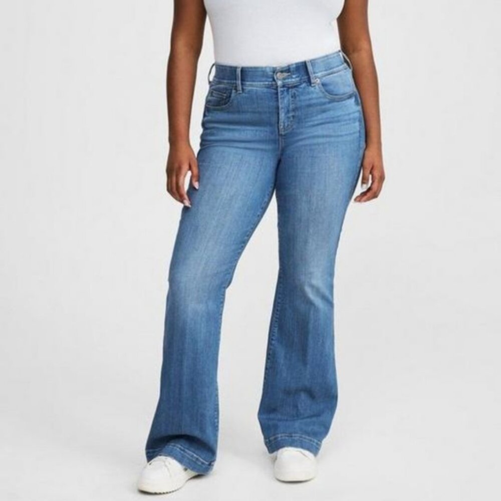 Torrid Bombshell Flare Jeans High Rise Stretchy Size 18S Light Wash